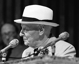 Isaac Bashevis Singer. Source: MDCarchives cropped by Beyond My Ken, Wikimedia Commons.